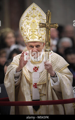 Le pape Benoît XVI célèbre la messe de minuit à la basilique Saint-Pierre au Vatican le 24 décembre 2012. UPI/Stefano Spazani Banque D'Images