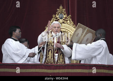 Le pape Benoît XVI remet le message Urbi et Orbi (à la ville et au monde) le jour de Noël message du balcon central de la Basilique Saint-Pierre au Vatican le 25 décembre 2012. UPI/Stefano Spaziani Banque D'Images