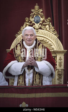 Le pape Benoît XVI remet le message Urbi et Orbi (à la ville et au monde) le jour de Noël message du balcon central de la Basilique Saint-Pierre au Vatican le 25 décembre 2012. UPI/Stefano Spaziani Banque D'Images