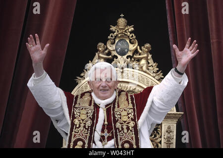 Le pape Benoît XVI remet le message Urbi et Orbi (à la ville et au monde) le jour de Noël message du balcon central de la Basilique Saint-Pierre au Vatican le 25 décembre 2012. UPI/Stefano Spaziani Banque D'Images