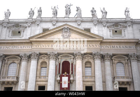 Le pape Benoît XVI remet le message Urbi et Orbi (à la ville et au monde) le jour de Noël message du balcon central de la Basilique Saint-Pierre au Vatican le 25 décembre 2012. UPI/Stefano Spaziani Banque D'Images