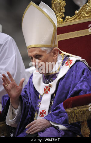 Le pape Benoît XVI ouvre la messe pour le mercredi des Cendres, l'ouverture de Carême, la période de quarante jours d'abstinence et de privation pour les chrétiens, avant la Semaine Sainte et Pâques, le 13 février 2013 au Vatican. UPI/Stefano Spaziani Banque D'Images