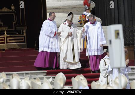 Le pape François célèbre la messe à son investiture au Vatican le 19 mars 2013 dans la Cité du Vatican. Une foule d'un million de personnes étaient sur la place Saint-Pierre et les rues environnantes pour la masse. Premier pape d'Amérique latine a été rejoint par les dirigeants du monde et dirige maintenant et quelque 1,3 milliard de catholiques. UPI/Stefano Spaziani Banque D'Images