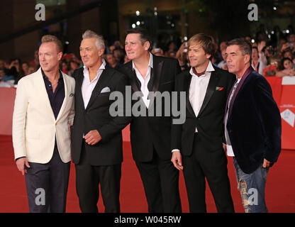 (De G à D) Gary Kemp, Martin Kemp, Steve Norman, Tony Hadley et John Keeble de Spandau Ballet arrivent sur le tapis rouge avant la projection du film "soul Boys du Monde Occidental', au 9e Festival International du Film de Rome à Rome le 20 octobre 2014. UPI/David Silpa Banque D'Images