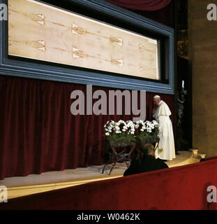 Le pape François se place en avant du Saint Suaire, estimé par certains chrétiens d'être le linceul de Jésus de Nazareth, le 21 juin 2015 dans la cathédrale de Turin, Italie. Photo par Stefano Spaziani/UPI Banque D'Images