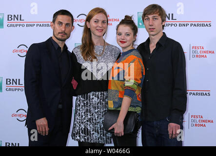 (De G à D) Clemens Schick, Theresa von Eltz, Jella Haase et Benjamin Seikel arrivent à être pris en photo pour le film "Quatre rois" au cours de la 10e Festival International du Film de Rome à Rome le 17 octobre 2015. UPI/David Silpa Banque D'Images