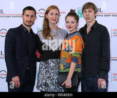 (De G à D) Clemens Schick, Theresa von Eltz, Jella Haase et Benjamin Seikel arrivent à être pris en photo pour le film "Quatre rois" au cours de la 10e Festival International du Film de Rome à Rome le 17 octobre 2015. UPI/David Silpa Banque D'Images