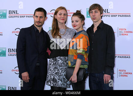 (De G à D) Clemens Schick, Theresa von Eltz, Jella Haase et Benjamin Seikel arrivent à être pris en photo pour le film "Quatre rois" au cours de la 10e Festival International du Film de Rome à Rome le 17 octobre 2015. UPI/David Silpa Banque D'Images