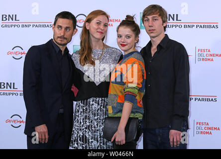 (De G à D) Clemens Schick, Theresa von Eltz, Jella Haase et Benjamin Seikel arrivent à être pris en photo pour le film "Quatre rois" au cours de la 10e Festival International du Film de Rome à Rome le 17 octobre 2015. UPI/David Silpa Banque D'Images