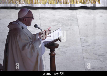 Pape Francis dirige une canonisation de Mère Teresa de masse en face de 120 000 fidèles sur la Place Saint-Pierre au Vatican le 4 septembre 2016. Mère Teresa, qui a consacré sa vie à aider les pauvres en Inde, a été déclaré saint par le Pape François. Photo par Stefano Spaziani/UPI Banque D'Images