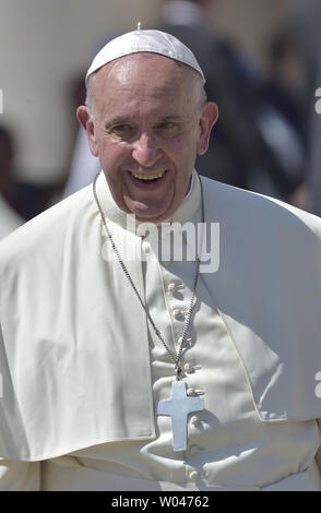 Pape Francis dirige une canonisation de Mère Teresa de masse en face de 120 000 fidèles sur la Place Saint-Pierre au Vatican le 4 septembre 2016. Mère Teresa, qui a consacré sa vie à aider les pauvres en Inde, a été déclaré saint par le Pape François. Photo par Stefano Spaziani/UPI Banque D'Images