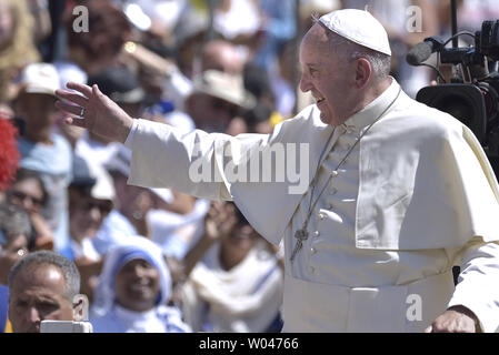 Pape Francis dirige une canonisation de Mère Teresa de masse en face de 120 000 fidèles sur la Place Saint-Pierre au Vatican le 4 septembre 2016. Mère Teresa, qui a consacré sa vie à aider les pauvres en Inde, a été déclaré saint par le Pape François. Photo par Stefano Spaziani/UPI Banque D'Images