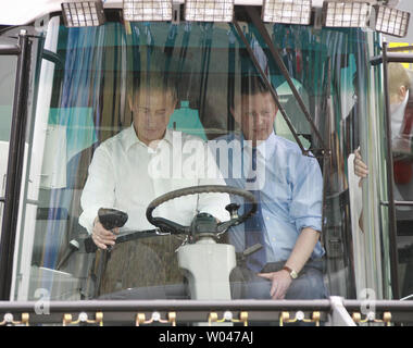 Le président russe Vladimir Poutine (G) accompagné de premier vice-Premier ministre Sergueï Ivanov entraîne une moissonneuse-batteuse pendant qu'il visite une exposition agricole dans le sud de la ville de Rostov-sur-Don le 30 juin 2007. (Photo d'UPI/Anatoli Zhdanov) Banque D'Images