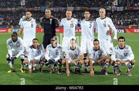 L'équipe américaine pose pour une photo avant le match 16 ronde au Royal Bafokeng Stadium à Rustenburg, Afrique du Sud le 26 juin 2010. UPI/Chris Brunskill Banque D'Images