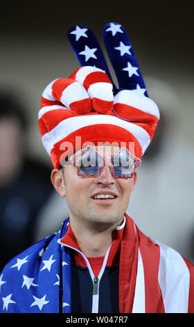 Un ventilateur USA cherche sur avant la ronde de 16 match au Royal Bafokeng Stadium à Rustenburg, Afrique du Sud le 26 juin 2010. UPI/Chris Brunskill Banque D'Images