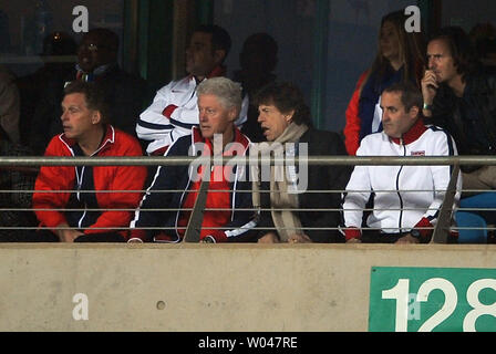 L'ancien président américain Bill Clinton et le chanteur des Rolling Stones Mick Jagger regarder la série 16 Correspondance entre les USA et le Ghana au Royal Bafokeng Stadium à Rustenburg, Afrique du Sud le 26 juin 2010. UPI/Chris Brunskill Banque D'Images