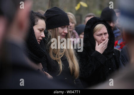 Assister aux funérailles du défunt service pour Timur Miller, un résident d'Oxford et l'une des victimes de l'avion de ligne russe crash en Egypte qui est décédé à l'âge de 33 ans, à Saint-Pétersbourg, en Russie, le 6 novembre 2015. Avec les puissances du monde divisée sur la cause d'un accident d'avion de ligne russe en Egypte de nombreuses compagnies aériennes ont service suspendu à la région. Photo par Gontar Nikolai/UPI Banque D'Images