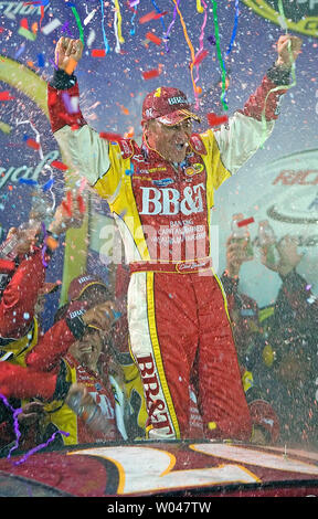 Clint Bowyer, célèbre dans la victoire lane après sa victoire à la NASCAR Crown Royal présente les Dan Lowry 400 Interne au Richmond Raceway à Richmond, en Virginie, le 3 mai 2008. (Photo d'UPI/Karl B. DeBlaker) Banque D'Images