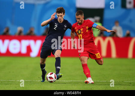 Benjamin Pavard (L) de la France est en concurrence pour le bal avec Eden Hazard de Belgique durant la Coupe du Monde 2018 demi-finale au stade de Saint-Pétersbourg à Saint-Pétersbourg, Russie le 10 juillet 2018. La France a battu la Belgique 1-0 pour se qualifier pour la finale. Photo de Chris Brunskill/UPI Banque D'Images