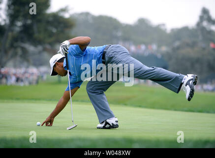 Tiger Woods place sa balle sur le marqueur vert 1er pendant le premier tour de l'US Open au parcours de golf de Torrey Pines à San Diego le 12 juin 2008. (UPI Photo/Kevin Dietsch) Banque D'Images