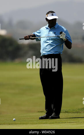 Vijay Singh, de Fidji, regarde son putter avant de mettre sur le 4ème verte pendant le deuxième tour de l'US Open au parcours de golf de Torrey Pines à San Diego le 13 juin 2008. (UPI Photo/Kevin Dietsch) Banque D'Images