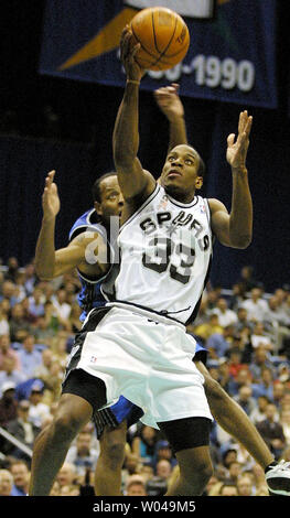 Novembre 20012001110609-6 SAP- SAN ANTONIO, TX, USA : Antonio Daniels (33) de la San Antonio Spurs va vers le panier au cours de 4ème trimestre l'action à l'Alamodome de San Antonio, Texas. Les Spurs défait la magie 104-89. mk/JM/Joe Mitchell UPI Banque D'Images