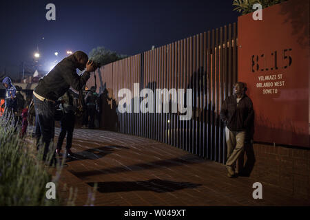 Personnes prendre des photos de la maison ourtside Mandela, Nelson Mandela, l'ancienne maison après qu'il a été libéré de l'île Robben, à Soweto, Afrique du Sud, le 29 juin 2013. L'ancien Président sud-africain a été hospitalisé pendant 22 jours maintenant et est toujours dans un état critique. UPI/Charlie Shoemaker Banque D'Images