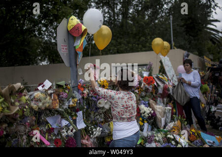 Les foules sont venues de l'ancienne maison de Nelson Mandela dans la banlieue de Johannesburg Houghton pour rendre hommage et célébrer sa vie, Afrique du Sud, le 7 décembre 2013. Mandela, l'ancien président sud-africain et icône de la lutte anti-apartheid, est décédé le 5 décembre 2001, à l'âge de 95 ans après les complications d'une infection pulmonaire récurrente. UPI/Charlie Shoemaker Banque D'Images