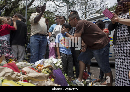 Les foules sont venues de l'ancienne maison de Nelson Mandela dans la banlieue de Johannesburg Houghton pour rendre hommage et célébrer sa vie, Afrique du Sud, le 7 décembre 2013. Mandela, l'ancien président sud-africain et icône de la lutte anti-apartheid, est décédé le 5 décembre 2001, à l'âge de 95 ans après les complications d'une infection pulmonaire récurrente. UPI/Charlie Shoemaker Banque D'Images