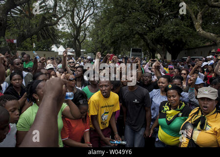 Les foules sont venues de l'ancienne maison de Nelson Mandela dans la banlieue de Johannesburg Houghton pour rendre hommage et célébrer sa vie, Afrique du Sud, le 7 décembre 2013. Mandela, l'ancien président sud-africain et icône de la lutte anti-apartheid, est décédé le 5 décembre 2001, à l'âge de 95 ans après les complications d'une infection pulmonaire récurrente. UPI/Charlie Shoemaker Banque D'Images