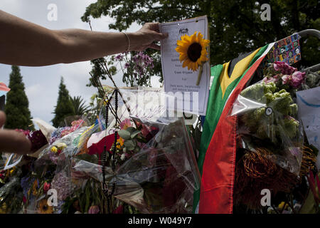 Les foules sont venues de l'ancienne maison de Nelson Mandela dans la banlieue de Johannesburg Houghton pour rendre hommage et célébrer sa vie, Afrique du Sud, le 7 décembre 2013. Mandela, l'ancien président sud-africain et icône de la lutte anti-apartheid, est décédé le 5 décembre 2001, à l'âge de 95 ans après les complications d'une infection pulmonaire récurrente. UPI/Charlie Shoemaker Banque D'Images