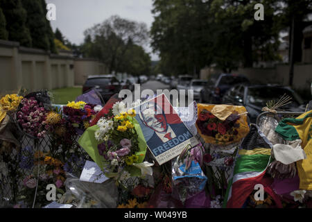 Les foules sont venues de l'ancienne maison de Nelson Mandela dans la banlieue de Johannesburg Houghton pour rendre hommage et célébrer sa vie, Afrique du Sud, le 7 décembre 2013. Mandela, l'ancien président sud-africain et icône de la lutte anti-apartheid, est décédé le 5 décembre 2001, à l'âge de 95 ans après les complications d'une infection pulmonaire récurrente. UPI/Charlie Shoemaker Banque D'Images