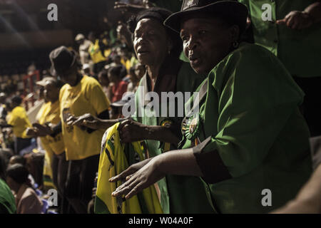 L'ANC Gauteng a tenu un service de prière le dimanche matin sur le Stand Bank Arena à Johannesburg, Afrique du Sud, le 8 décembre 2013. Mandela, l'ancien président sud-africain et icône de la lutte anti-apartheid, est décédé le 5 décembre 2001, à l'âge de 95 ans après les complications d'une infection pulmonaire récurrente. UPI/Charlie Shoemaker Banque D'Images