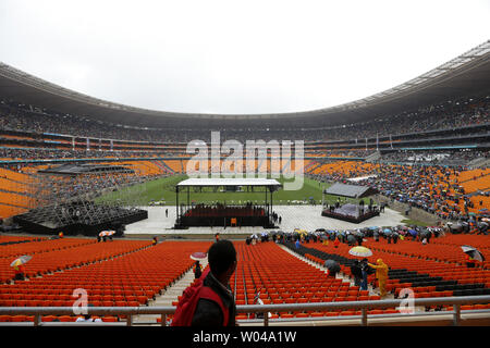 Un stade tourné au service funèbre pour l'ancien Président sud-africain et leader anti-apartheid Nelson Mandela, au FNB Stadium de Johannesburg, Afrique du Sud, le 10 décembre 2013. Près de 100 chefs d'Etat et environ 100 000 personnes ont assisté au service pour Mandela décédé la semaine dernière à l'âge de 95 ans. UPI/Jemal Countess Banque D'Images