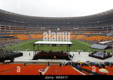 Un stade de l'service commémoratif pour l'ancien Président sud-africain et leader anti-apartheid Nelson Mandela, au FNB Stadium de Johannesburg, Afrique du Sud, le 10 décembre 2013. Près de 100 chefs d'Etat et environ 100 000 personnes ont assisté au service pour Mandela décédé la semaine dernière à l'âge de 95 ans. UPI/Jemal Countess Banque D'Images