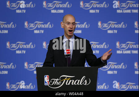 La commissaire Adam NBA Silver face aux médias avant de match 2 des finales de la NBA entre le Miami Heat contre les San Antonio Spurs à l'AT&T Center de San Antonio, Texas, le 8 juin 2014. UPI/Aaron M. Sprecher Banque D'Images