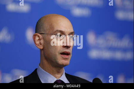 La commissaire Adam NBA Silver face aux médias avant de match 2 des finales de la NBA entre le Miami Heat contre les San Antonio Spurs à l'AT&T Center de San Antonio, Texas, le 8 juin 2014. UPI/Aaron M. Sprecher Banque D'Images