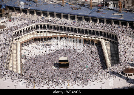 Une vue aérienne montre des centaines de milliers de pèlerins musulmans encerclant sept fois autour de la Ka'aba qui croient les musulmans a été construite par le prophète Abraham et son fils Ismael, à la Grande Mosquée, l'Islam's holiest shrine à La Mecque, en Arabie saoudite le 9 décembre 2008. Plus de deux millions de musulmans à la tête de la ville sainte de La Mecque pour faire le pèlerinage annuel. (Photo d'UPI/Mohammad Kheirkhah) Banque D'Images