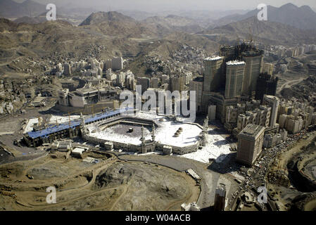 Une vue aérienne montre des centaines de milliers de pèlerins musulmans encerclant sept fois autour de la Ka'aba (C) qui les musulmans croient a été construite par le prophète Abraham et son fils Ismael, à la Grande Mosquée, l'Islam's holiest shrine à La Mecque, en Arabie saoudite le 9 décembre 2008. Plus de deux millions de musulmans à la tête de la ville sainte de La Mecque pour faire le pèlerinage annuel. (Photo d'UPI/Mohammad Kheirkhah) Banque D'Images