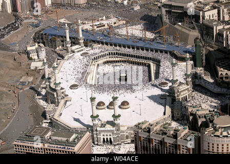 Une vue aérienne montre la ville de La Mecque, tandis que des centaines de milliers de pèlerins musulmans encerclant sept fois autour de la Ka'aba (C) qui les musulmans croient a été construite par le prophète Abraham et son fils Ismael, à la Grande Mosquée, l'Islam's holiest Shrine, l'Arabie saoudite le 9 décembre 2008. Plus de deux millions de musulmans à la tête de la ville sainte de La Mecque pour faire le pèlerinage annuel. (Photo d'UPI/Mohammad Kheirkhah) Banque D'Images