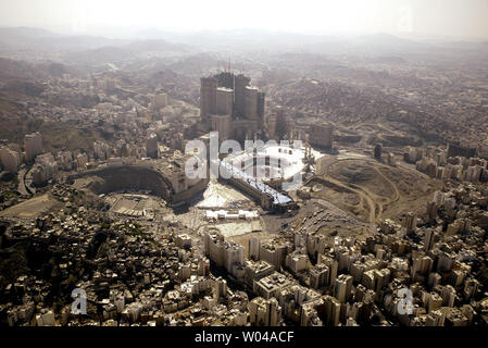 Une vue aérienne montre la ville de La Mecque, tandis que des centaines de milliers de pèlerins musulmans encerclant sept fois autour de la Ka'aba (C) qui les musulmans croient a été construite par le prophète Abraham et son fils Ismael, à la Grande Mosquée, l'Islam's holiest Shrine, l'Arabie saoudite le 9 décembre 2008. Plus de deux millions de musulmans à la tête de la ville sainte de La Mecque pour faire le pèlerinage annuel. (Photo d'UPI/Mohammad Kheirkhah) Banque D'Images