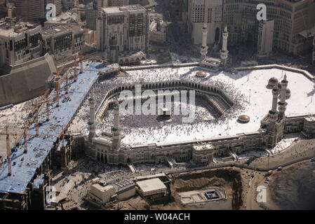 Une vue aérienne montre des centaines de milliers de pèlerins musulmans sept fois autour du cercle de la Ka'aba qui croient les musulmans a été construite par le prophète Abraham et son fils Ismael, à la Grande Mosquée, l'Islam's holiest shrine à La Mecque, en Arabie saoudite le 9 décembre 2008. Plus de deux millions de musulmans à la tête de la ville sainte de La Mecque pour faire le pèlerinage annuel. (Photo d'UPI/Mohammad Kheirkhah) Banque D'Images