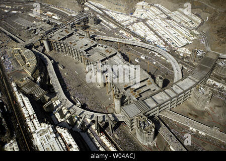 Une vue aérienne montre pèlerins musulmans pendant qu'ils font leurs façons suivant trois piliers dans un rituel appelé "Jamarat, symbolisant la lapidation le diable dans la vallée de Mina, près de La Mecque, en Arabie saoudite le 9 décembre 2008. Plus de deux millions de musulmans à la tête de la ville sainte de La Mecque pour faire le pèlerinage annuel. (Photo d'UPI/Mohammad Kheirkhah) Banque D'Images