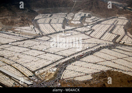 Une vue aérienne montre pèlerins musulmans pendant qu'ils font leurs façons suivant les tentes de la vallée de Mina, près de La Mecque, en Arabie saoudite le 9 décembre 2008. Plus de deux millions de musulmans à la tête de la ville sainte de La Mecque pour faire le pèlerinage annuel. (Photo d'UPI/Mohammad Kheirkhah) Banque D'Images