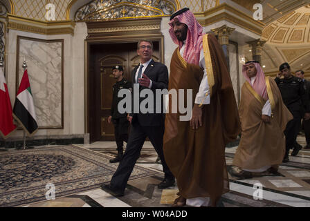 Le Secrétaire de la Défense Ash Carter promenades et des pourparlers avec l'Arabie saoudite est vice-Prince héritier et Ministre de la Défense Mohammed bin Salman comme Carter arrive pour les ministres de la défense du Conseil de coopération du Golfe à Riyad, en Arabie Saoudite, le 20 avril 2016. Carter est en visite en Arabie saoudite pour aider à accélérer la défaite durable de l'État islamique d'Irak et du Levant, et participer à la réunion de la défense du Conseil de coopération du Golfe. Photo par le conseiller-maître Sgt. Adrian Cadix/DoD/UPI Banque D'Images