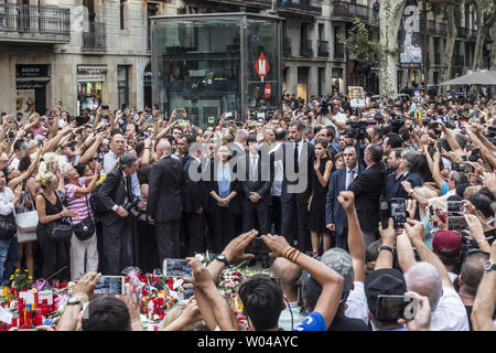 Le roi d'Espagne Felipe VI (CL) et de l'Espagne Reine Letizia (CR) rendre hommage aux victimes de l'attaque de Barcelone sur Las Ramblas boulevard à côté de Président de la Catalogne Carles Puigdemont , à Barcelone le 19 août 2017, deux jours après un van dans la foule, tuant 14 personnes et blessant plus de 100. photo par Angel Garcia/ UPI Banque D'Images