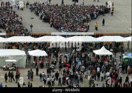 Des milliers de fans la queue aux barrières de sécurité, d'attente pour entrer dans le Super Bowl XXXVIII au Reliant Stadium de Houston, Texas, le 1 février 2004. Le New England Patriots s'affronteront contre les Panthers dans le grand jeu. (Photo d'UPI/Terry Schmitt) Banque D'Images