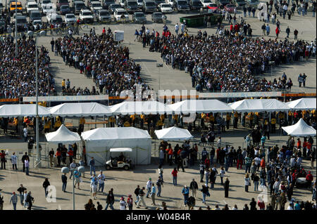 Des milliers de fans la queue aux barrières de sécurité, d'attente pour entrer dans le Super Bowl XXXVIII au Reliant Stadium de Houston, Texas, le 1 février 2004. Le New England Patriots s'affronteront contre les Panthers dans le grand jeu. (Photo d'UPI/Terry Schmitt) Banque D'Images