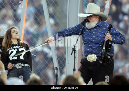 L'artiste de musique country Charlie Daniels effectue avec Gretchen Wilson au cours de l'avant-match du Super Bowl XXXIX de Jacksonville, Floride, le 6 février 2005. (Photo d'UPI/Terry Schmitt) Banque D'Images
