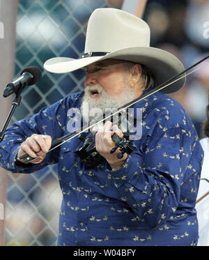 L'artiste de musique country Charlie Daniels effectue avec Gretchen Wilson au cours de l'avant-match du Super Bowl XXXIX de Jacksonville, Floride, le 6 février 2005. (Photo d'UPI/Terry Schmitt) Banque D'Images